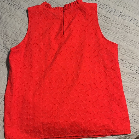 Red sleeveless cotton eyelet blouse. With key hole back. - Picture 4 of 5